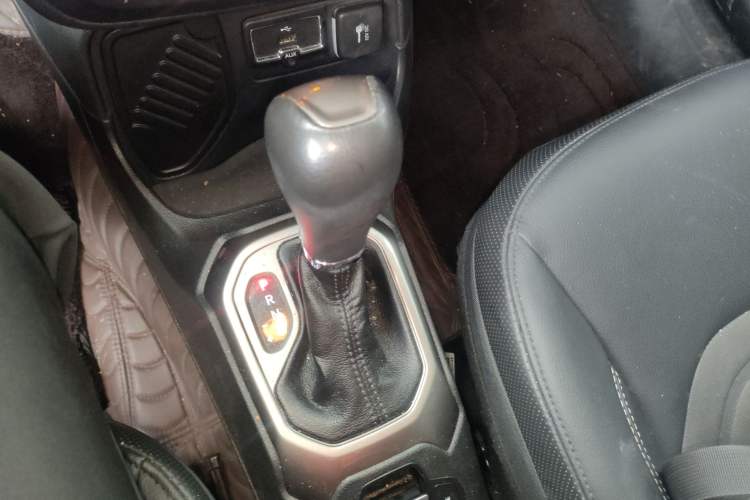 Used  Renegade 2019 220T Automatic Elite Edition