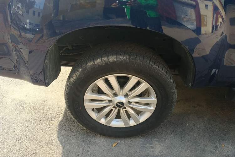 Used Isuzu D-MAX 2020 2.5T Two-Wheel Drive Manual Navigation Version China VI Standard Extended Length JE4D25Q6A
