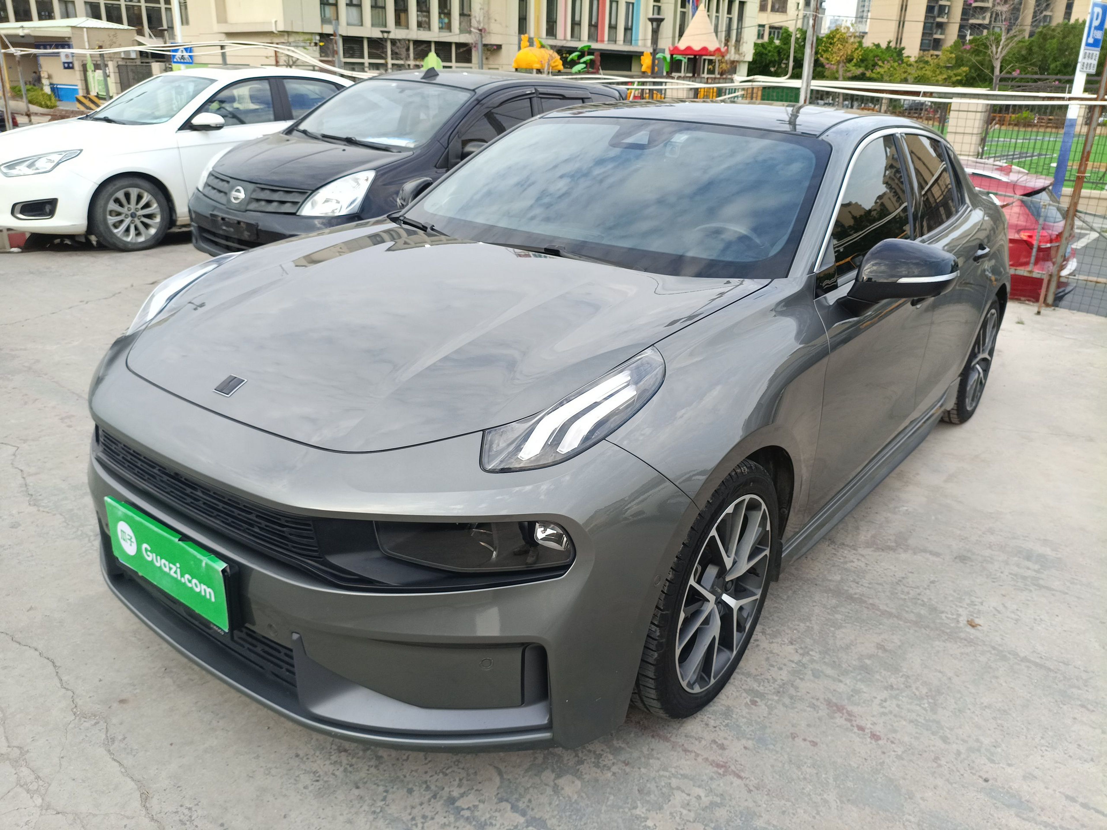 Под передней частью автомобиля