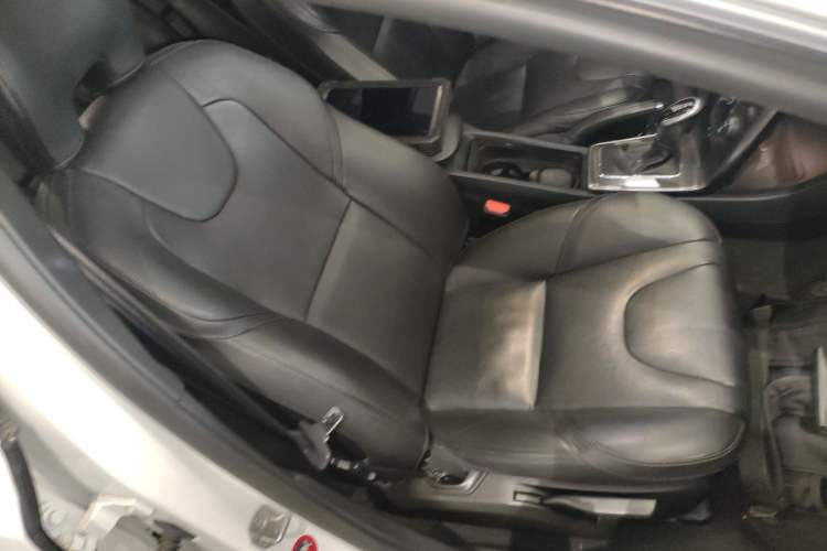 Used Volvo V40 2015 1.6T Zhiyi Edition
