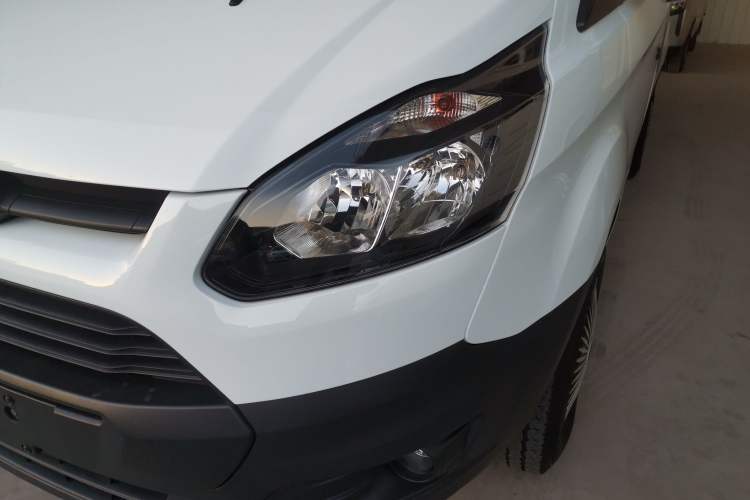 Used Ford Transit 2019 2.0T Diesel Multi-Purpose Commercial Vehicle Short Wheelbase Low Roof 6-Seater China VI Standard
