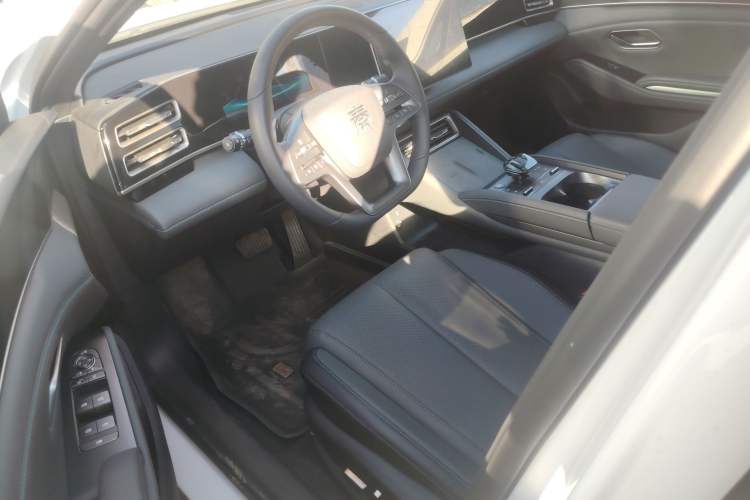 Used BYD Qin L 2025 DM-i Smart Drive 120KM Superior Model
