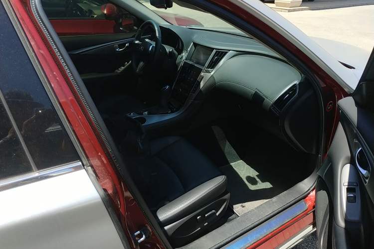 Used Infiniti Q50L 2018 2.0T Enjoyment Version China VI Standard
