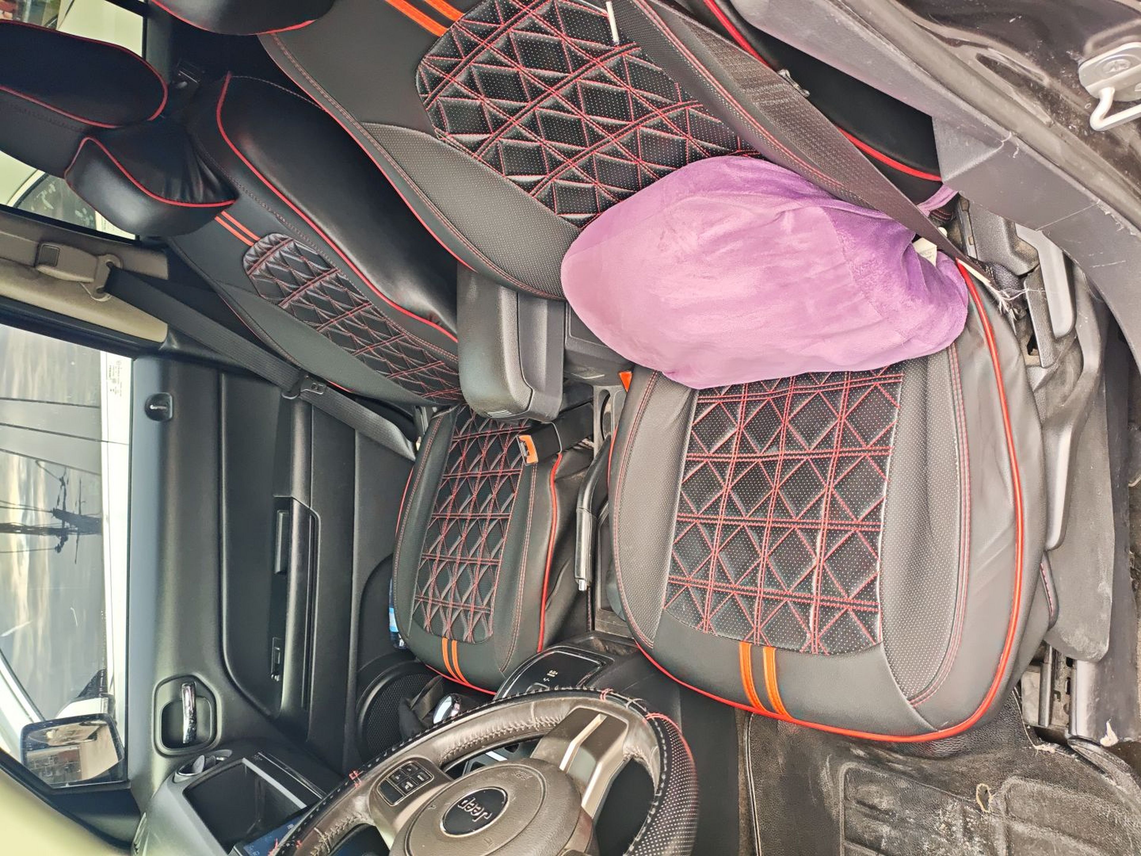 المقاعد الأمامية داخل السيارة