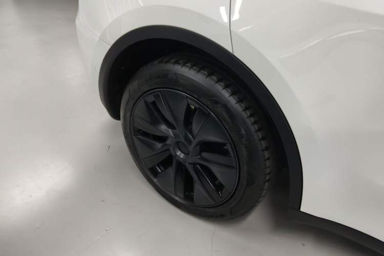 Used Tesla Model Y 2023 Long-Range All-Wheel-Drive Version
