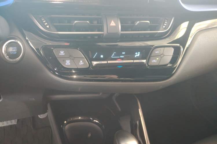 Used Toyota IZOA 2018 2.0L Yichi Version China VI Standard