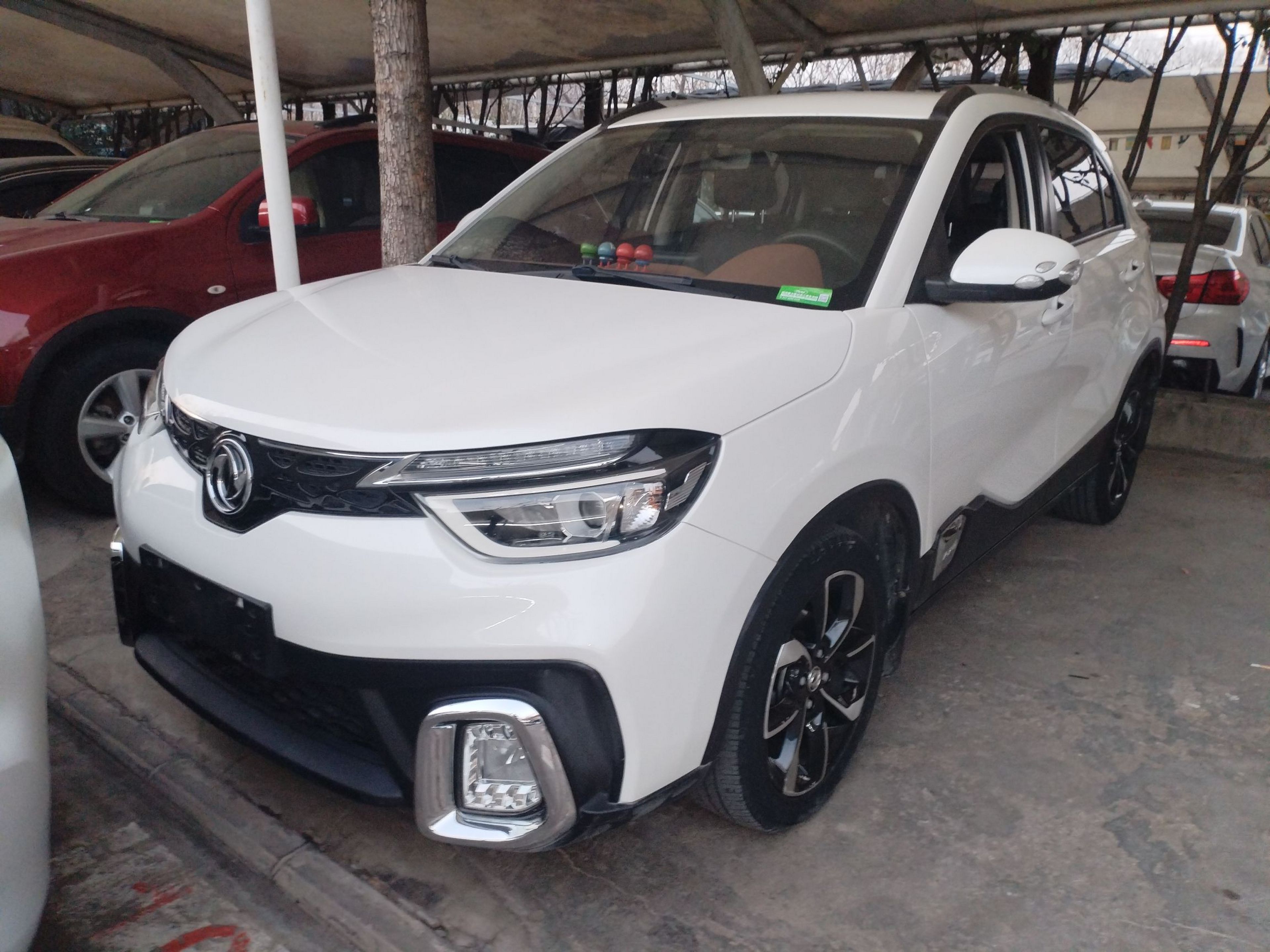 Под передней частью автомобиля