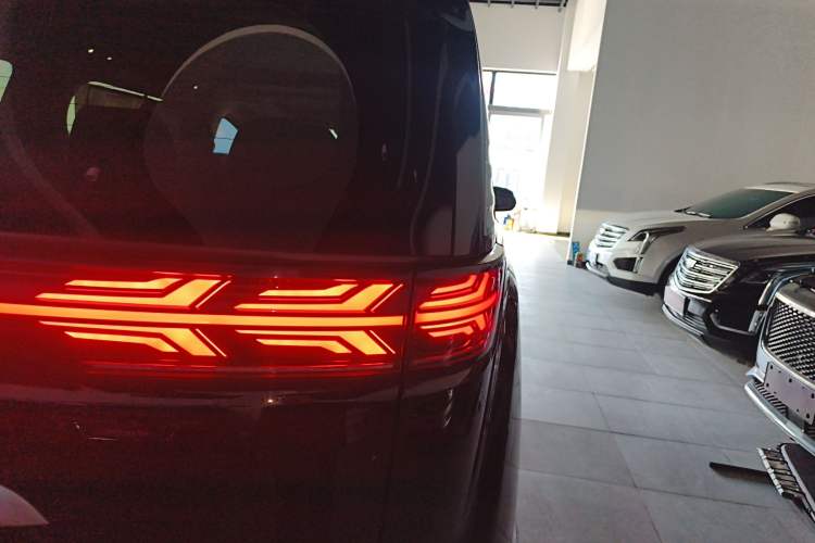 Used Denza D9 2022 DM-i 1040 Prestige Model
