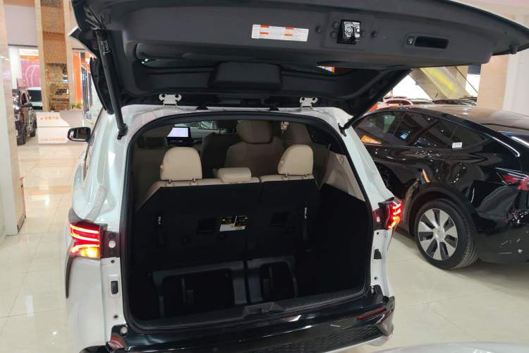 Used Toyota Granvia 2023 2.5L Hybrid Prestige VIP Edition