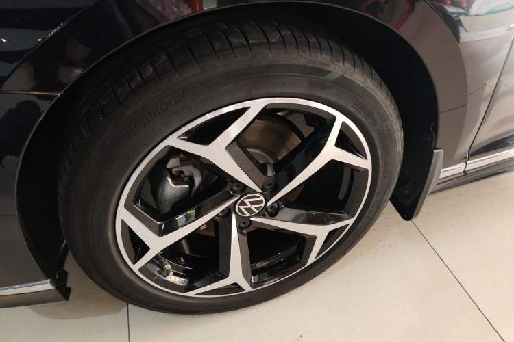 Used Volkswagen Magotan 2024 2 Million Units Zhongxiang Version 330TSI DSG Luxury Edition
