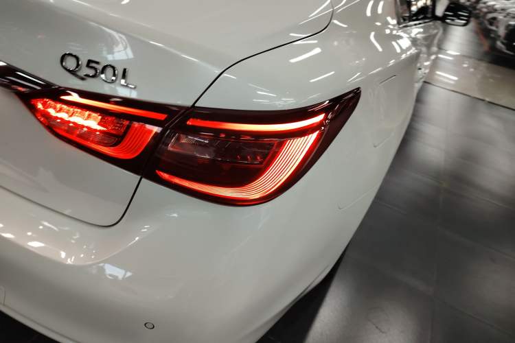 Used Infiniti Q50L 2018 2.0T Enjoyment Version China VI Standard
