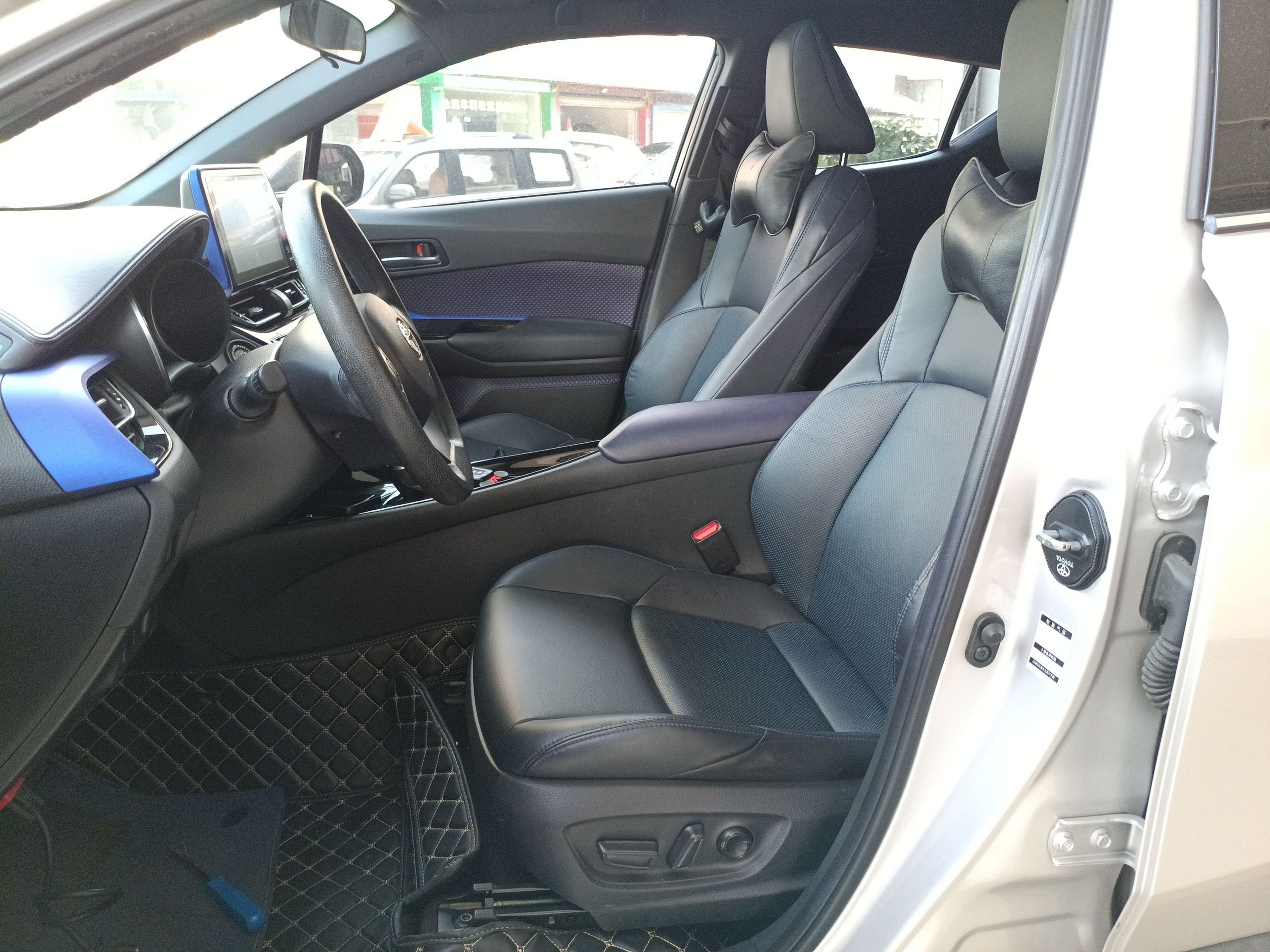 المقاعد الأمامية داخل السيارة