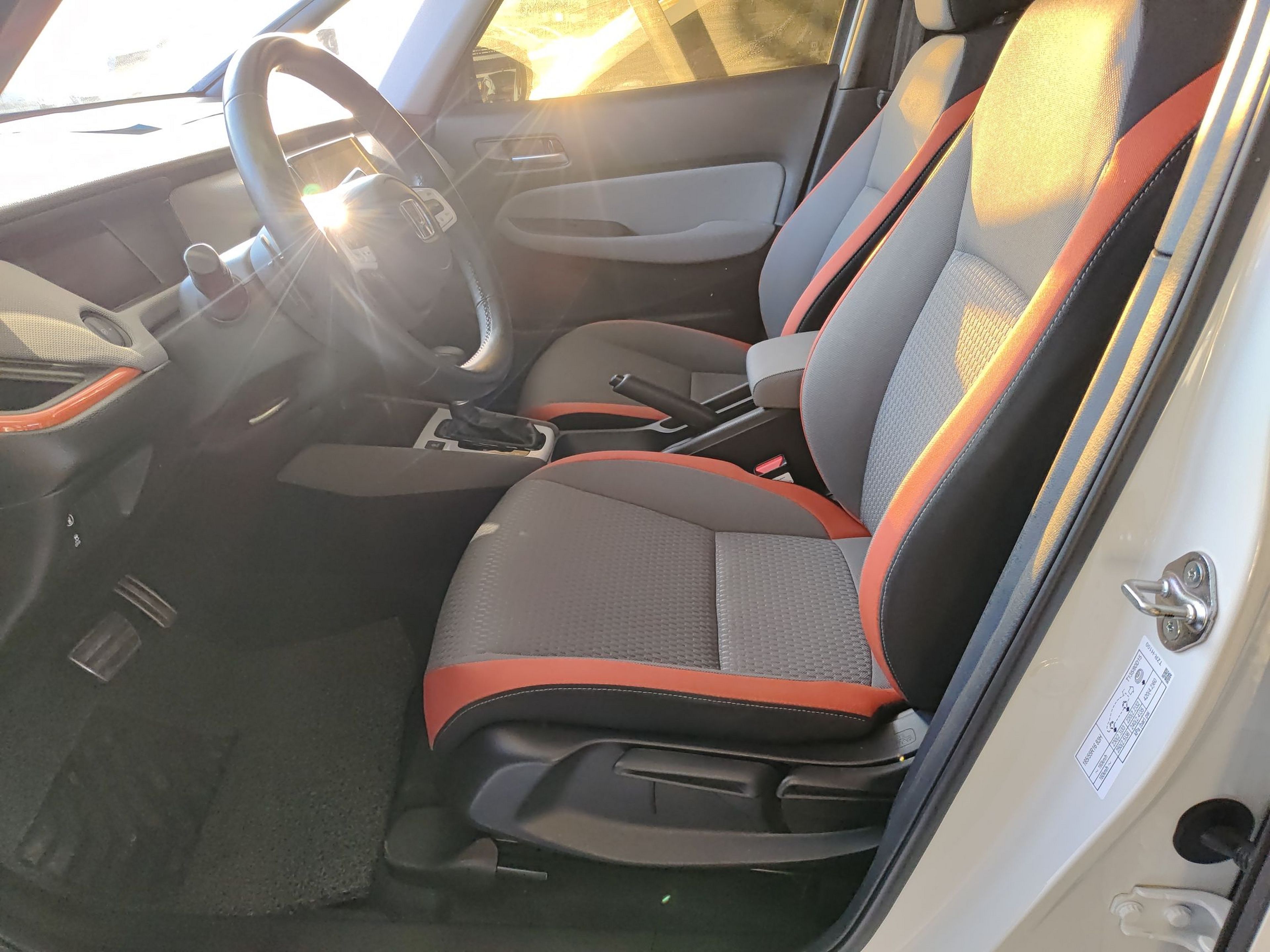 Переднее сиденье в автомобиле