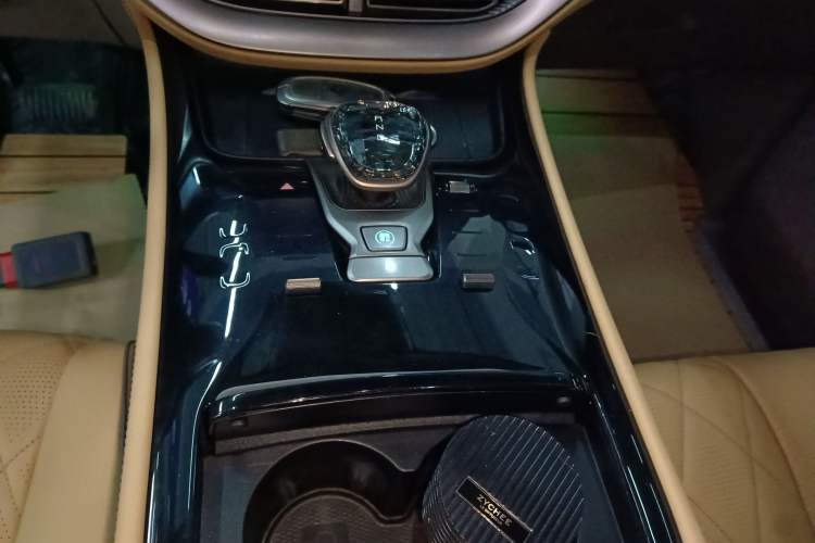 Used Denza D9 2024 DM-i 1050 Luxury Model
