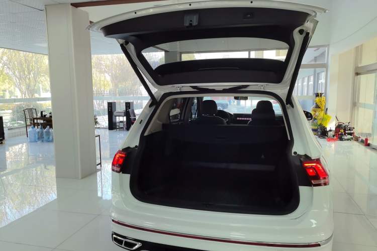 Used Volkswagen Tiguan L 2024 Outstanding Model 330TSI Automatic Two-Wheel Drive R-Line Dragon Glory Edition
