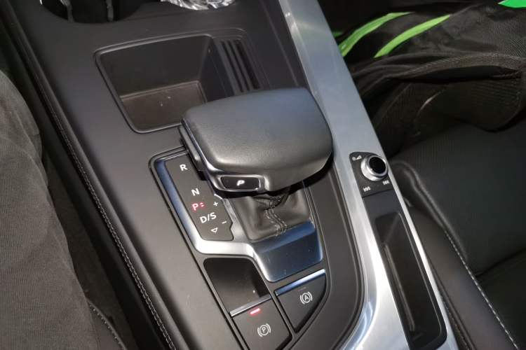 Used Audi A4L 2022 40 TFSI Luxury Dynamic Model
