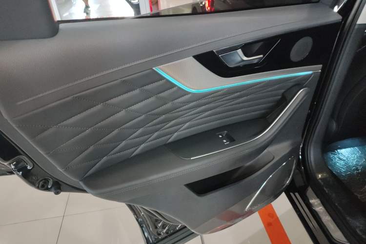 Used Hongqi HS5 2022 Facelifted Version 2.0T Smart Connect Flagship All-Wheel-Drive Edition
