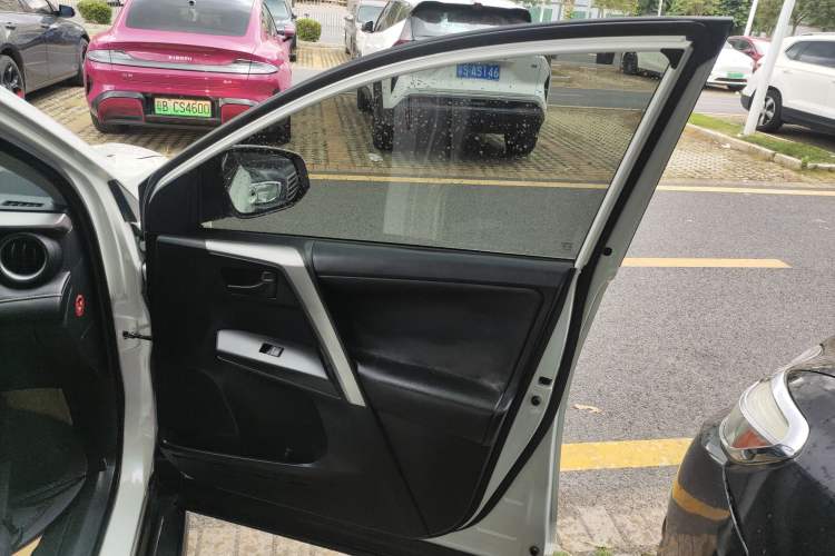 Used Toyota RAV4 2016 2.0L CVT Two-Wheel Drive Fashion Edition China V Standard
