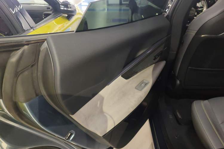 Used Lynk & Co 08 EM-P 2025 220 km All-Wheel-Drive Performance Halo
