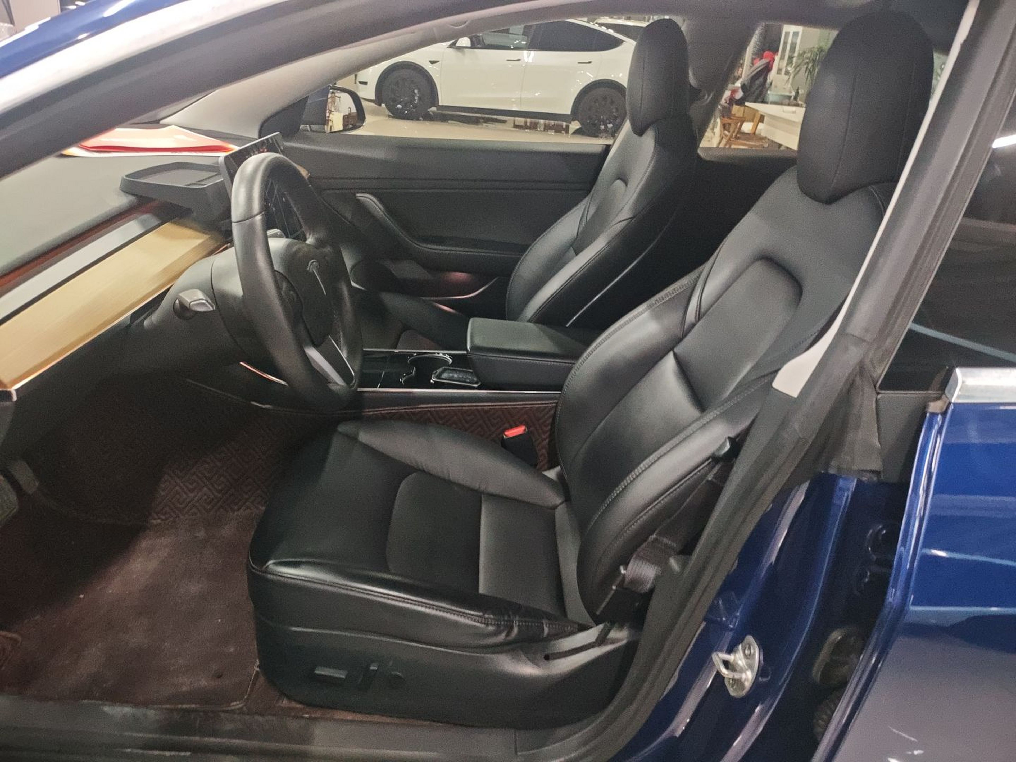 Переднее сиденье в автомобиле