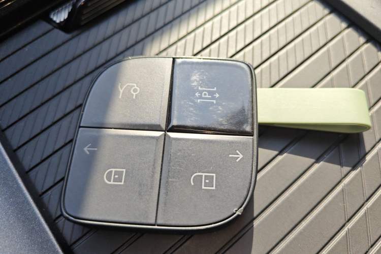 Used Lynk & Co 08 EM-P 2025 220 km All-Wheel-Drive Performance Halo
