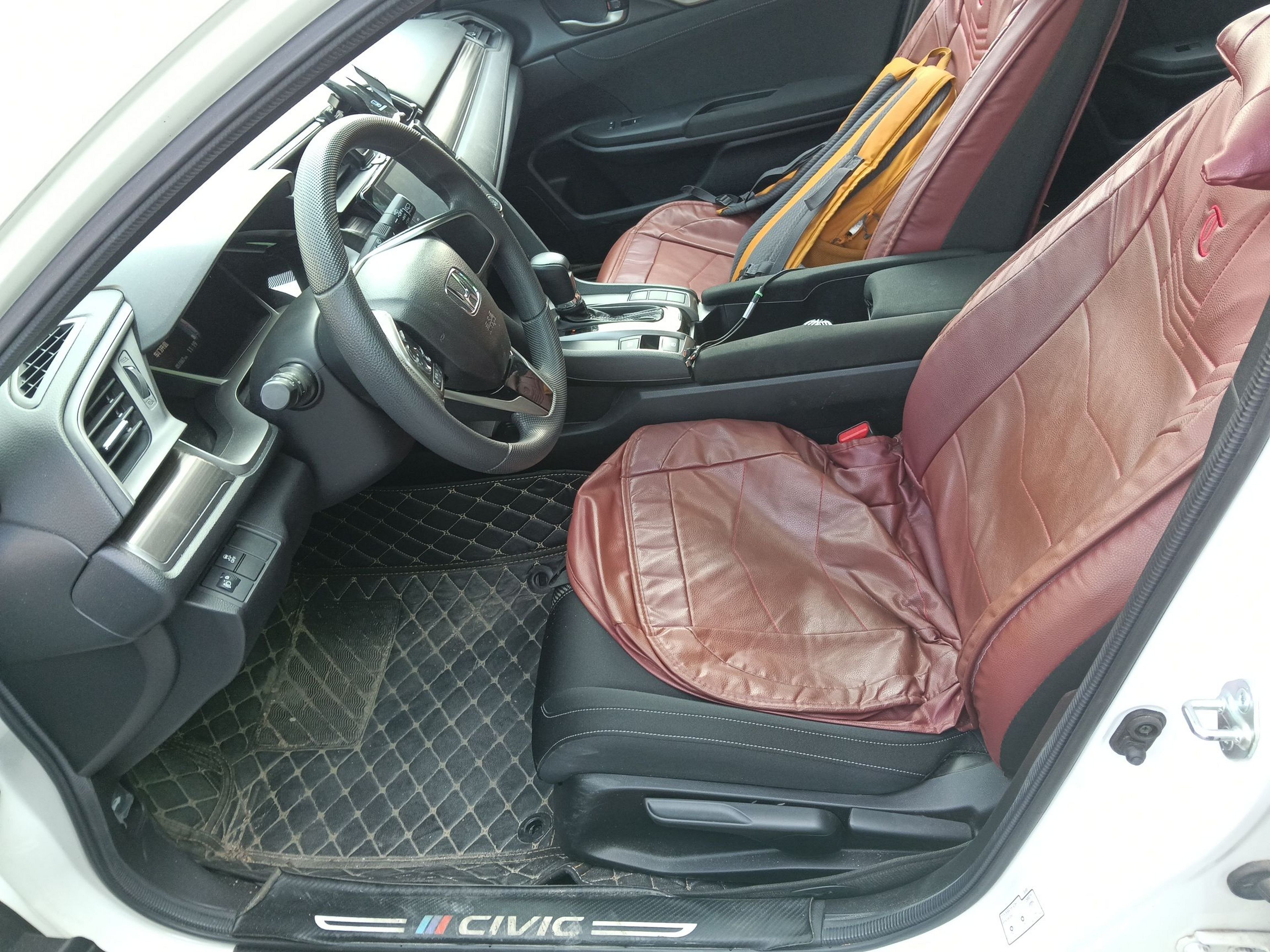 Переднее сиденье в автомобиле