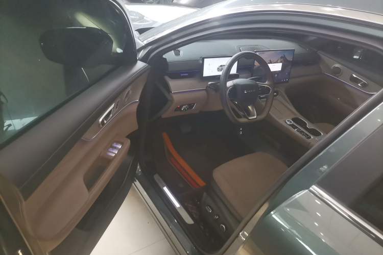 Used Chery Tiggo 8 PLUS 2025 290TGDI DCT Prestige 5-Seater
