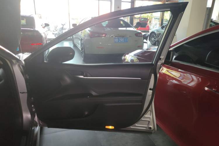 Used Toyota Camry 2021 2.0G Luxury Edition
