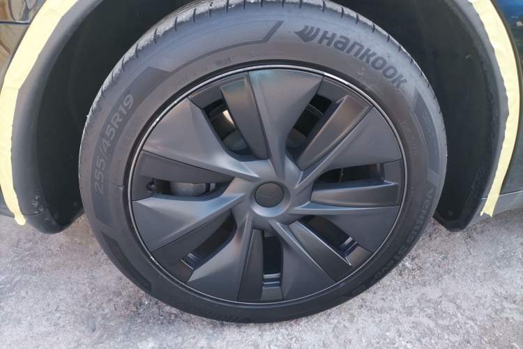 Used Tesla Model Y 2023 Long-Range All-Wheel-Drive Version