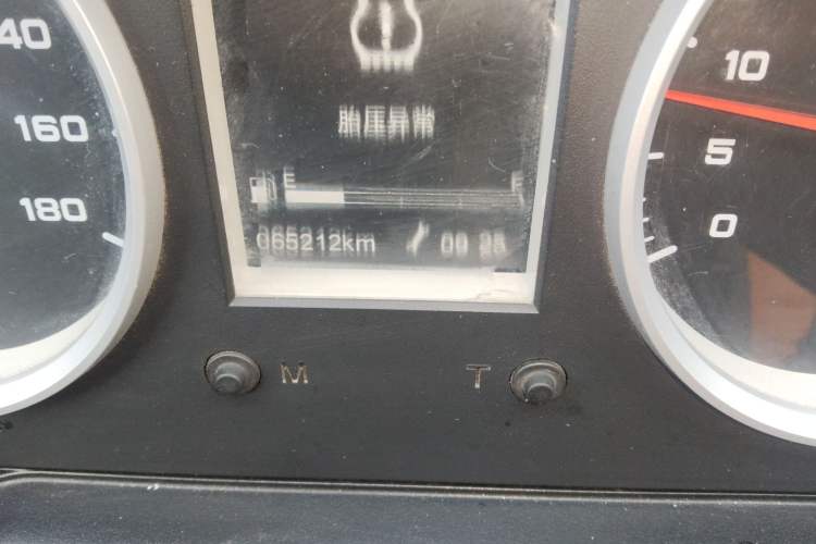 Used Iveco Daily 2021 2.5T A35 M1 Passenger Van 5-9 Seater Short Wheelbase Mid-Roof Design Dual Tires Manual Doors