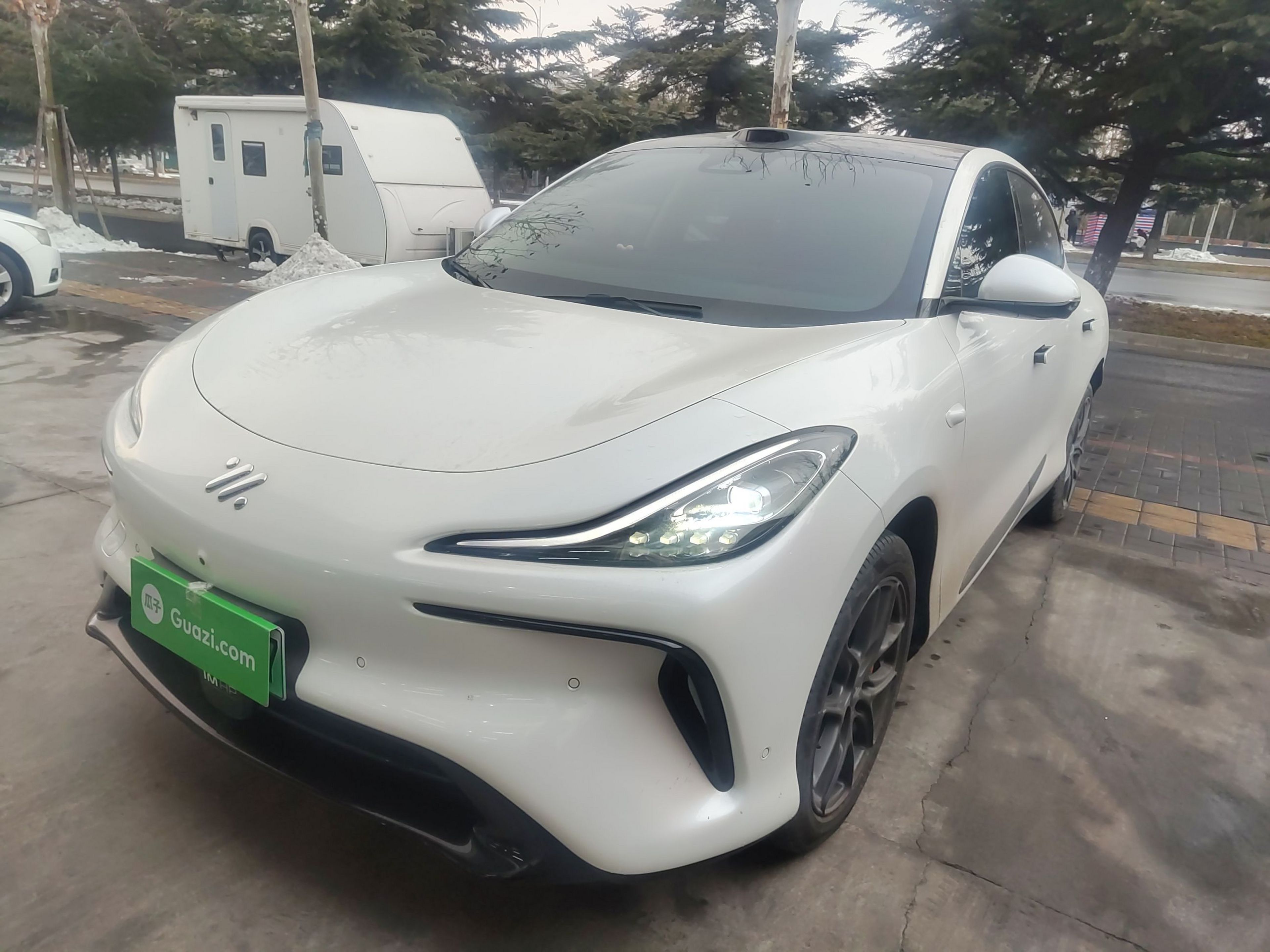 Под передней частью автомобиля