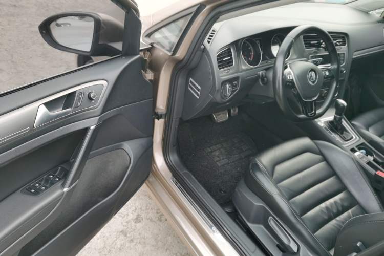 Used Volkswagen Golf 2015 1.4TSI Automatic Luxury Model
