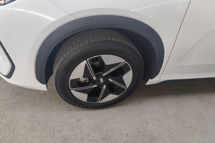 Used  E5 2024 440km Launch Edition
