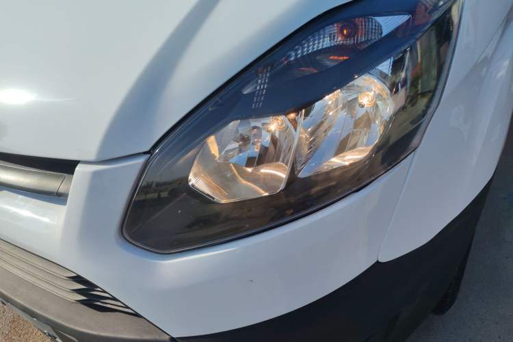 Used Ford Transit 2019 2.0T Diesel Multi-Purpose Commercial Vehicle Short Wheelbase Mid-Roof Design 6-Seater China VI Standard
