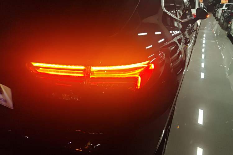 Used Buick Envision 2023 Encore S 652T Two-Wheel-Drive Luxury Model
