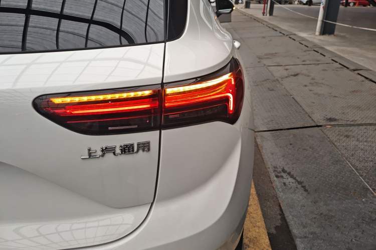 Used Buick Envision 2022 Encore S 552T Two-Wheel-Drive Luxury Model
