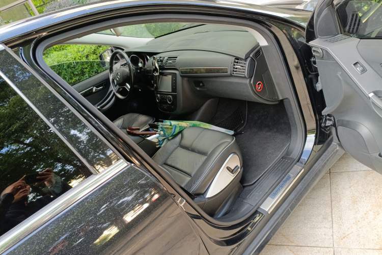 Used Mercedes-Benz R-Class 2017 R 320 4MATIC Business Edition Prestige Model
