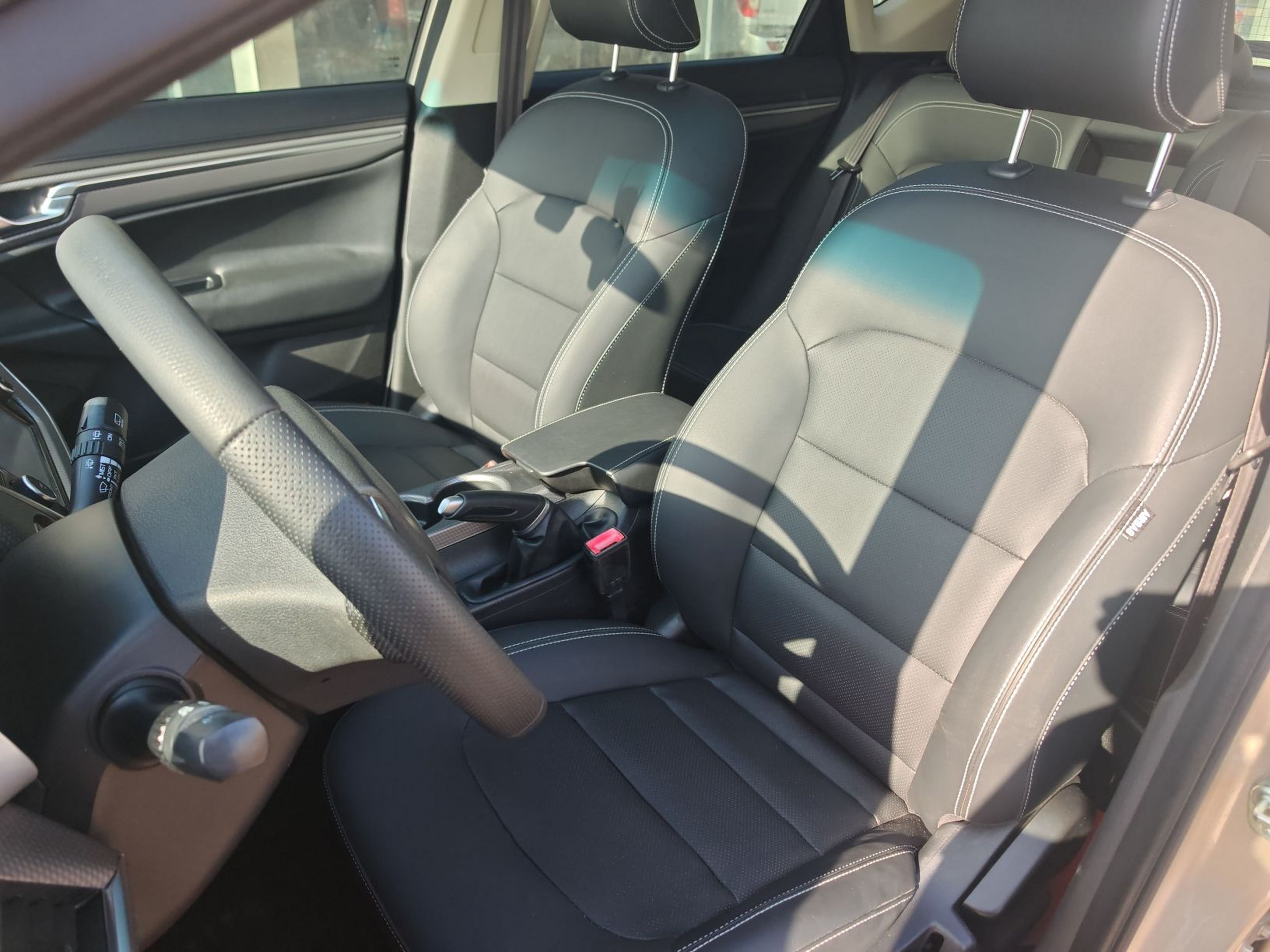 Переднее сиденье в автомобиле