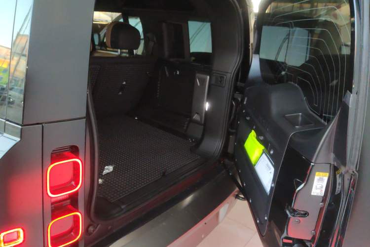 Used Land Rover Defender 2025 110 3.0T P400 – Dynamic HSE