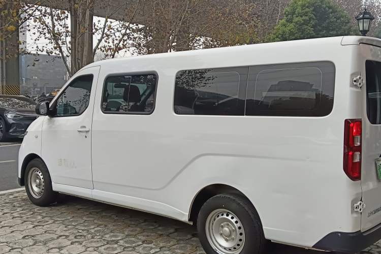 Used Wuling Yangguang 2024 300km Comfort-Grade Passenger Van 60kW
