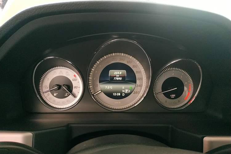 Used Mercedes-Benz GLK-Class 2013 GLK 300 4MATIC Dynamic Sunroof Model