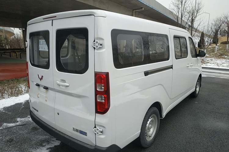 Used Wuling Yangguang 2024 300KM Comfort Version Passenger Van 75kW