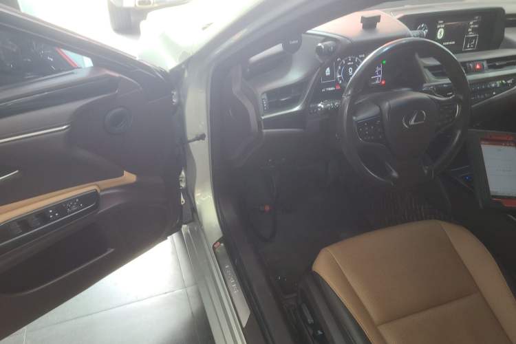 Used Lexus ES 2020 200 Excellence Edition
