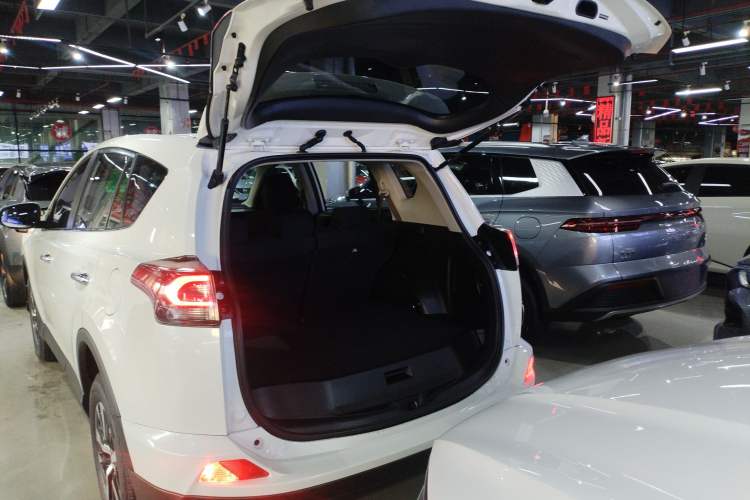 Used Toyota RAV4 2019 2.0L CVT Two-Wheel Drive Luxury Version China VI Standard
