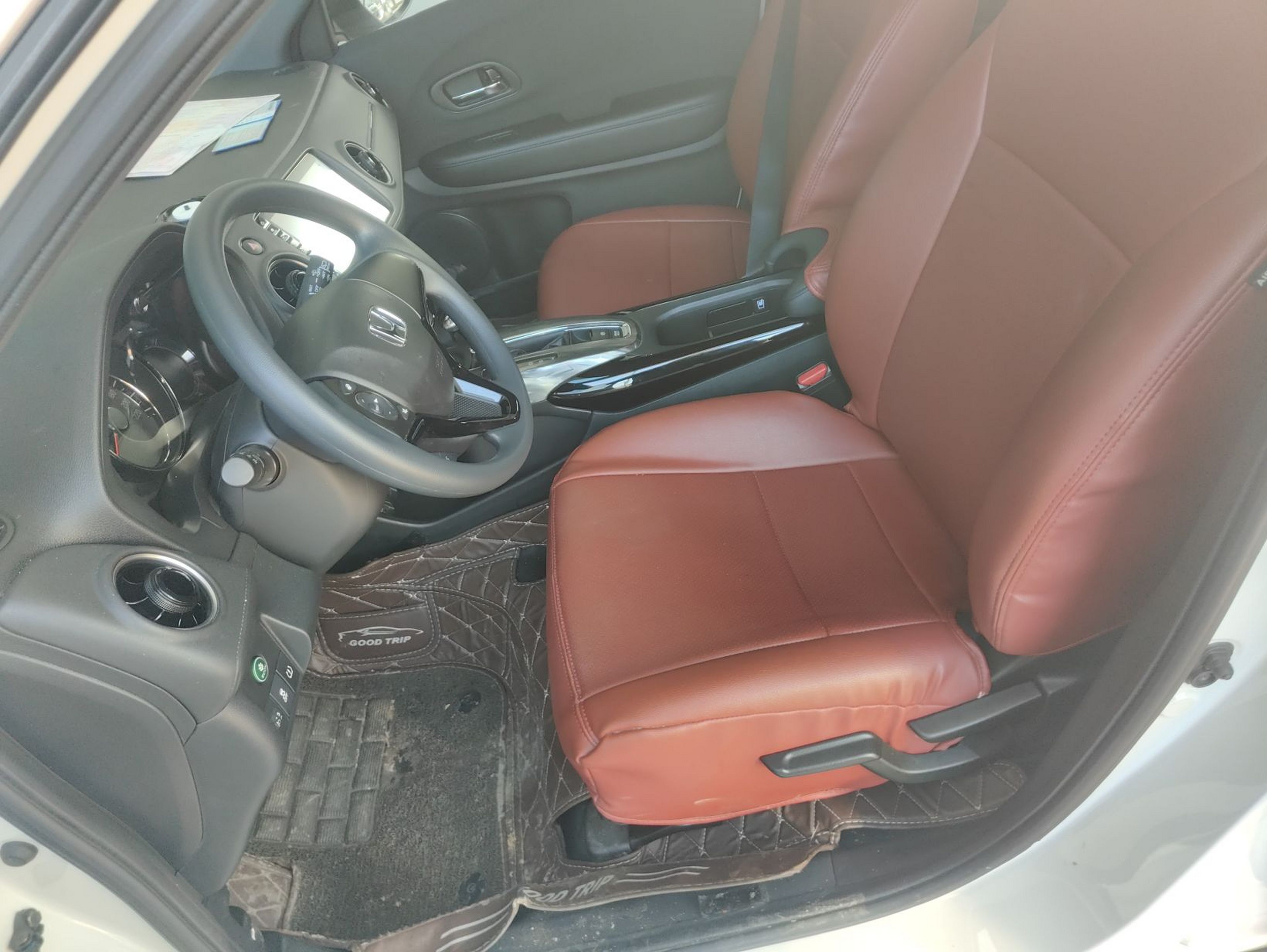 المقاعد الأمامية داخل السيارة