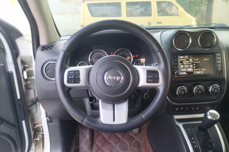 Used  Compass 2015 2.0L Two-Wheel Drive Luxury Edition