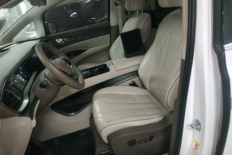 Used Denza D9 2022 DM-i 970 Four-Wheel Drive Prestige Model
