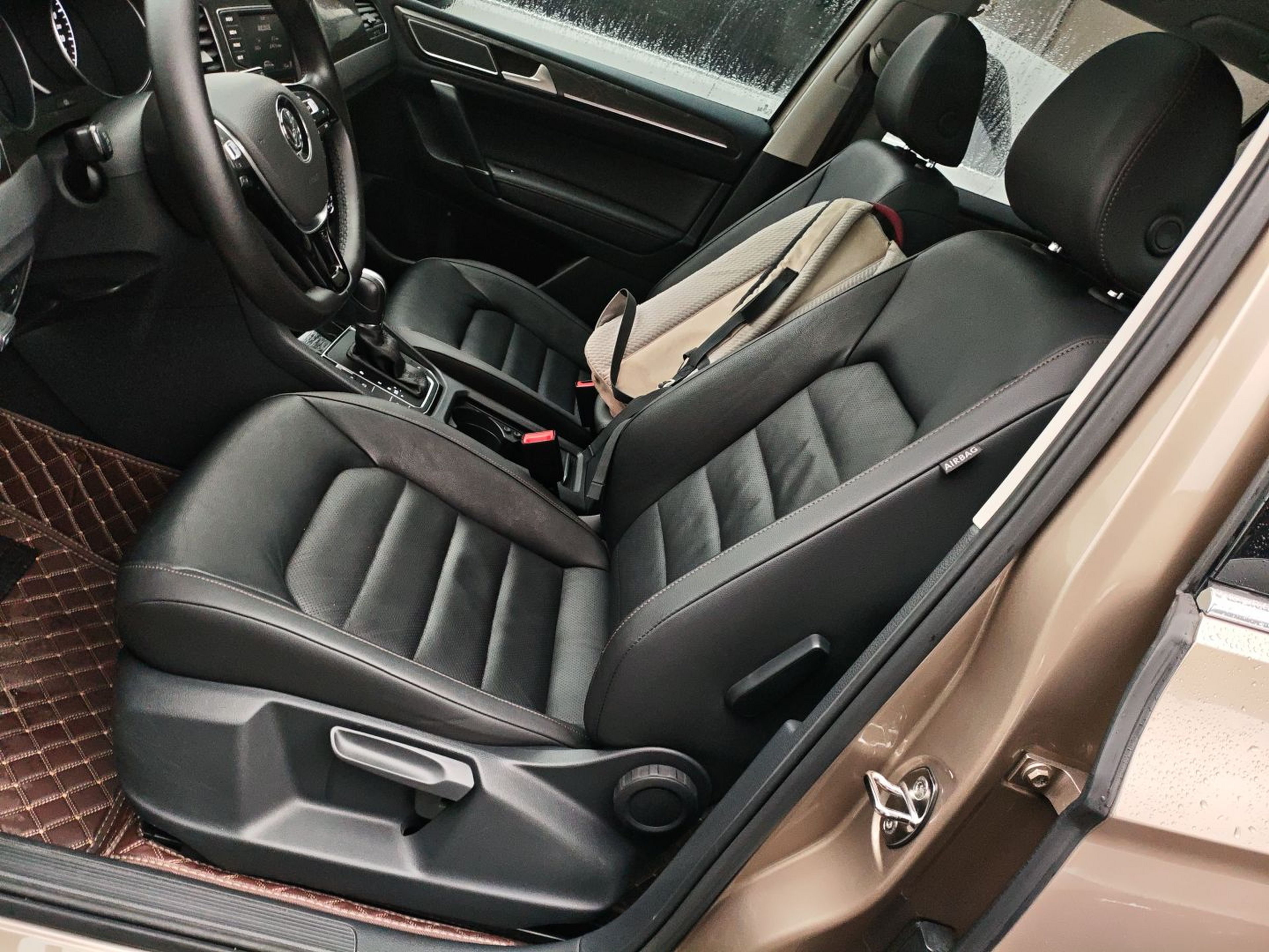 Переднее сиденье в автомобиле