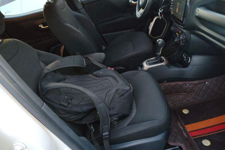 Used  Renegade 2018 Connected Large Screen Version 180T Automatic Kinetic Edition+
