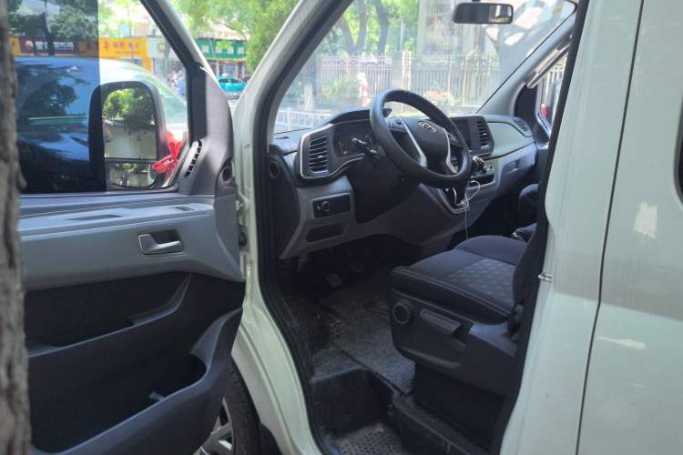 Used SAIC MAXUS Xintu V80 2024 Aotuntong Value Edition 6MT Short Wheelbase Mid-Height Roof 127 Ps 5/6 Seats
